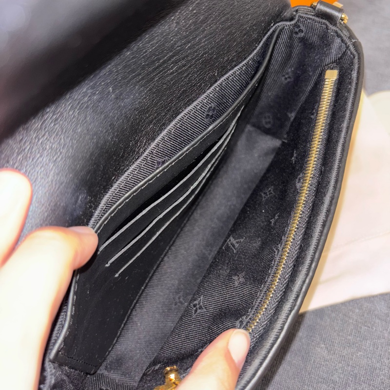 🤩百搭必備款🆕Lv黑色壓紋全牛皮wallet on strap斜挎肩背包-15