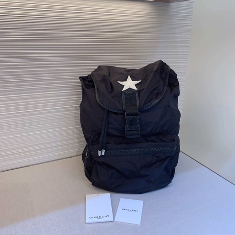 98新 GIVENCHY 黑色尼龍雙肩包 防水尼龍材質 百搭耐造 不分年齡不分男女