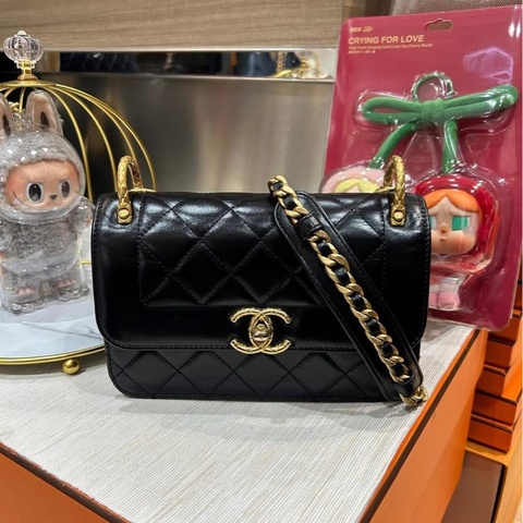 Chanel 雕花牛皮金色CC logo 黑色垂蓋手袋 AS2714