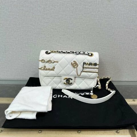 ✨CHANEL 白色鴛鴦扣徽章CF鍊條包 22*14*8  全新閒置配件塵袋