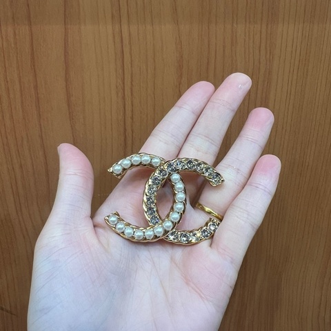 Chanel 金色羅紋米珍珠水晶胸針