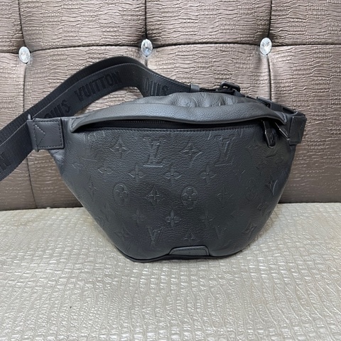 LV 黑牛皮壓紋Discovery Pm 黑釦胸口腰包