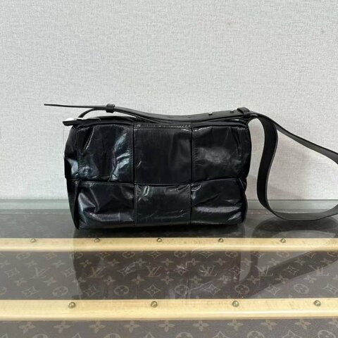 BV 黑色編織油蠟皮肩背斜背包17*15*9 98新 配件:塵袋
