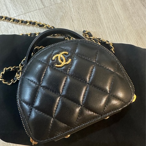 chanel香奈兒半圓化妝包
