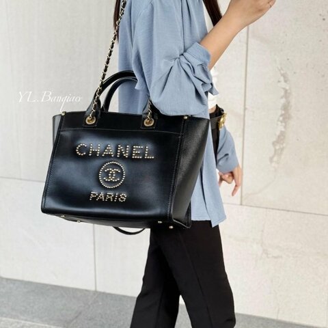 CHANEL Cabas黑荔枝皮鉚釘LOGO購物包A57069