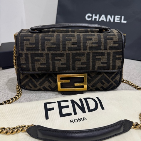 Fendi 經典老花Baguette 法棍肩背 斜背包