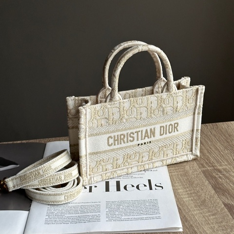 ‎˗ˏˋ 仙女下凡 º· 𓈒꙳ ‎˖ Dior S5573CTQR Book Tote 白金刺繡 托特包 斜背包