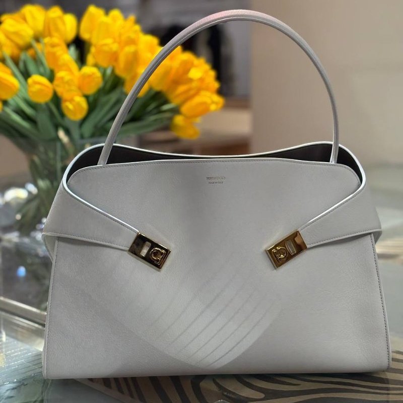 🎉新品好折扣✨Salvatore Ferragamo 782634 大款小牛皮 雙色 Hug 包 白色/黑色-1