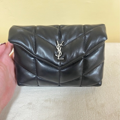 【YSL 聖羅蘭】 YSL LOULOU羊皮山形紋澎澎手袋(無卡套)