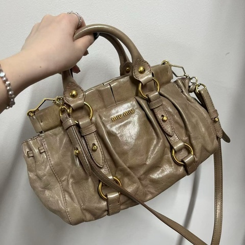 「JL精品代購」Miumiu奶茶金牛皮2way手提斜挎托特包