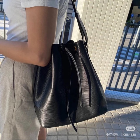 ✔️LOUIS VUITTON LV 路易威登 Epi Noe M59012 水波紋水桶包／黑色
