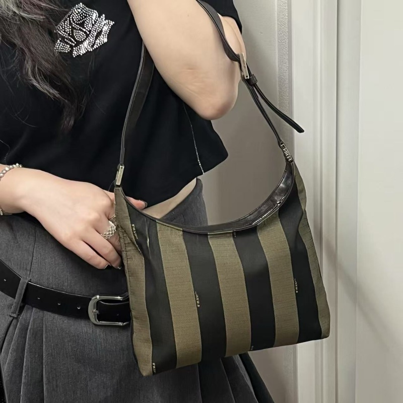 「JL精品代購」Fendi棕色條紋帆布牛角腋下包-2