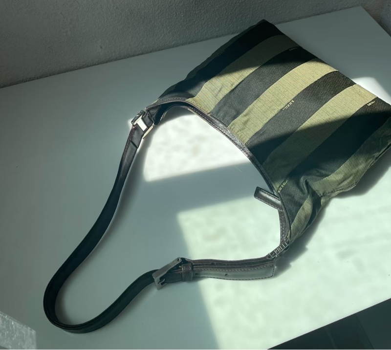 「JL精品代購」Fendi棕色條紋帆布牛角腋下包-4