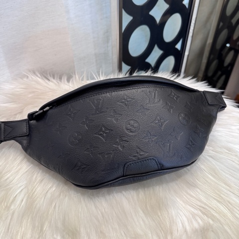 LV Discovery PM 黑牛皮黑釦胸口腰包 晶片款 近全新