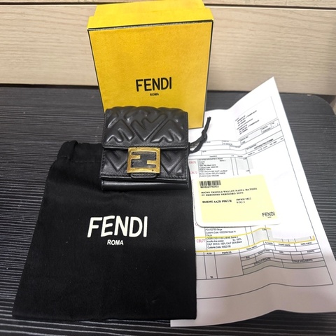 二手*FENDI浮雕滿版三折式短夾 黑色