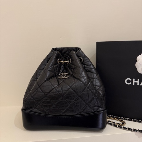 CHANEL 香奈兒 GABRIELLE 經典雙C LOGO小牛皮流浪後背包(黑色)