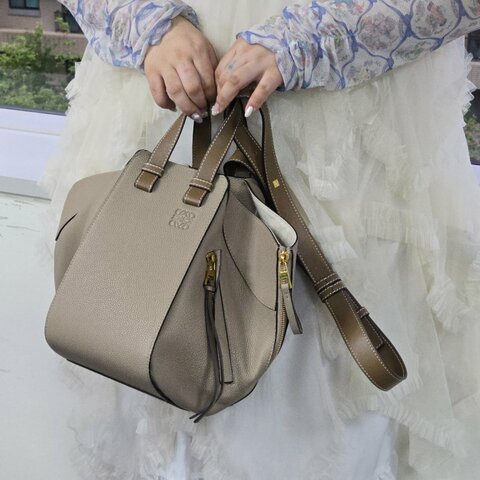 LOEWE Hammock 小號 30CM 沙色拼淺棕色