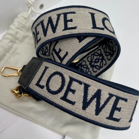 #櫃上售近3️⃣萬 #全新閒置 Loewe經典刺繡背袋