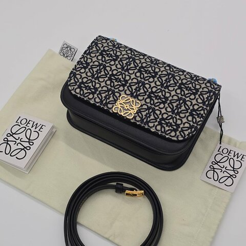 【超級新♡原購價 11 萬】LOEWE Anagram  海軍藍經典緹花 黑色小牛皮 Goya 斜背包  豆腐包 郵差包