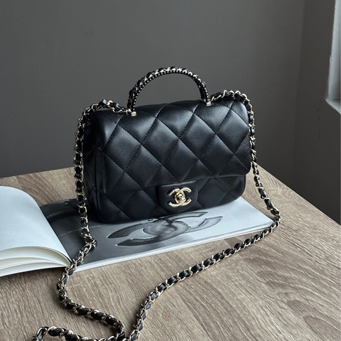 ‎˗ˏˋ 出屏幕的高級感 º· 𓈒꙳ ‎˖ Chanel AS5367 黑色羊皮皮穿練手柄方胖 大Mini 口蓋包 斜背包