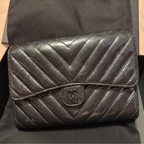 Chanel 山形紋漆皮長夾