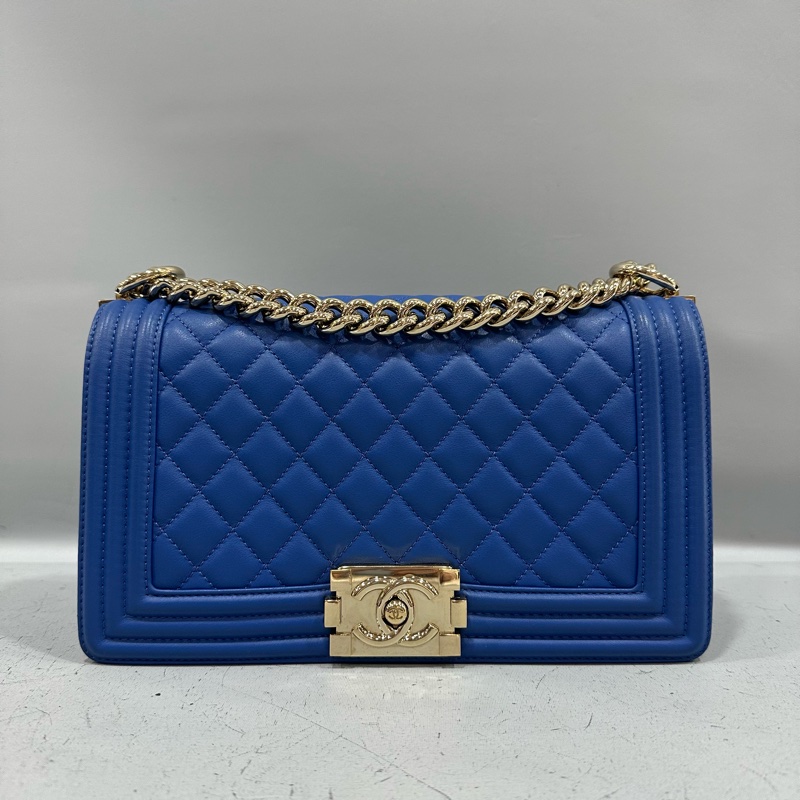 Chanel A67086 閃電藍羊皮 淡金釦斜背包 boy25-0