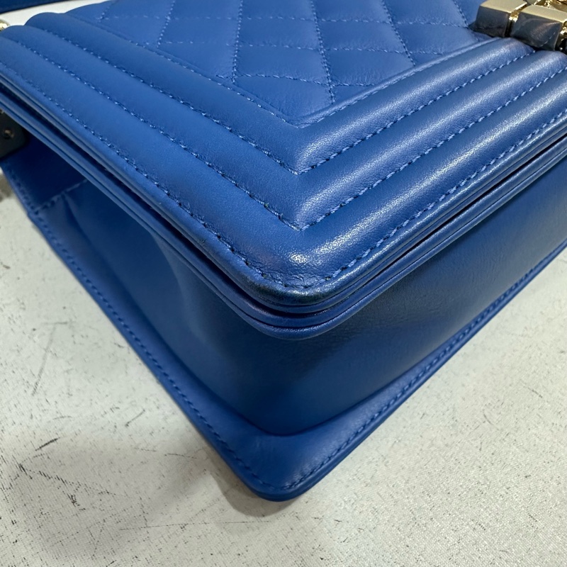 Chanel A67086 閃電藍羊皮 淡金釦斜背包 boy25-6