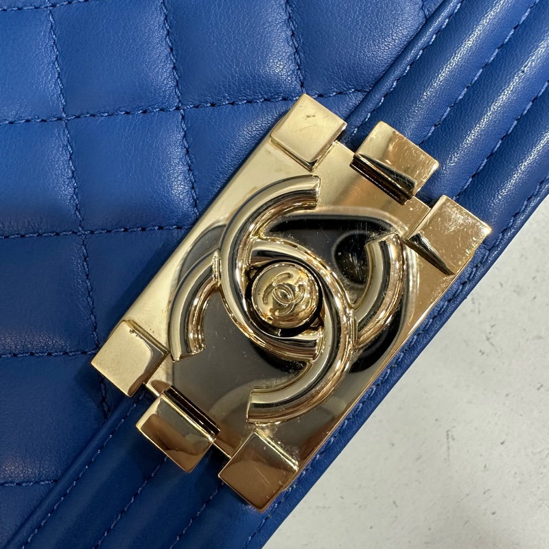 Chanel A67086 閃電藍羊皮 淡金釦斜背包 boy25-8