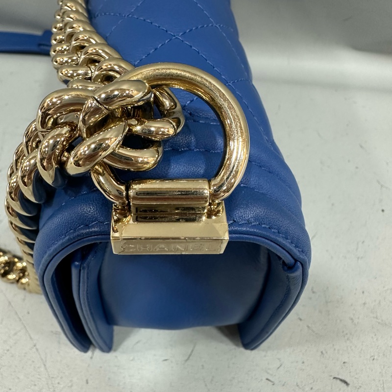 Chanel A67086 閃電藍羊皮 淡金釦斜背包 boy25-11