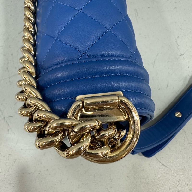 Chanel A67086 閃電藍羊皮 淡金釦斜背包 boy25-15