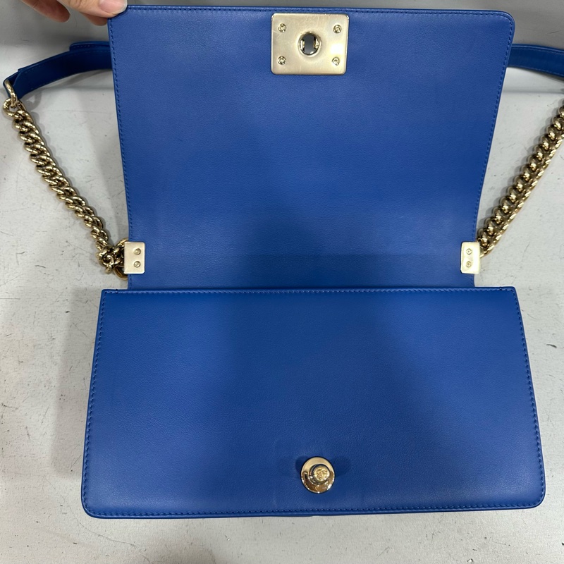 Chanel A67086 閃電藍羊皮 淡金釦斜背包 boy25-19