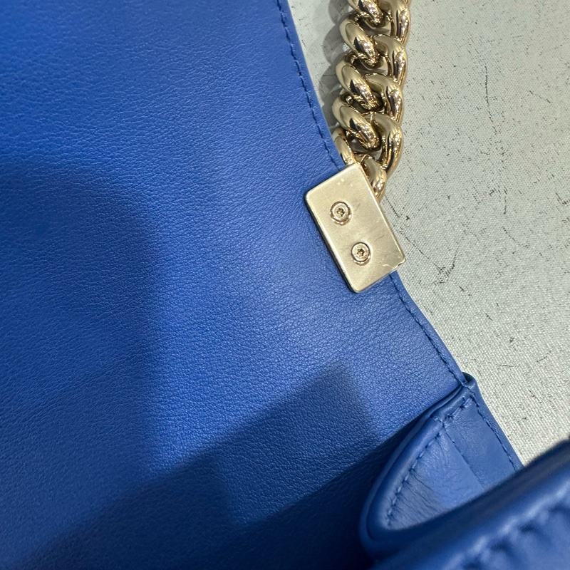 Chanel A67086 閃電藍羊皮 淡金釦斜背包 boy25-21