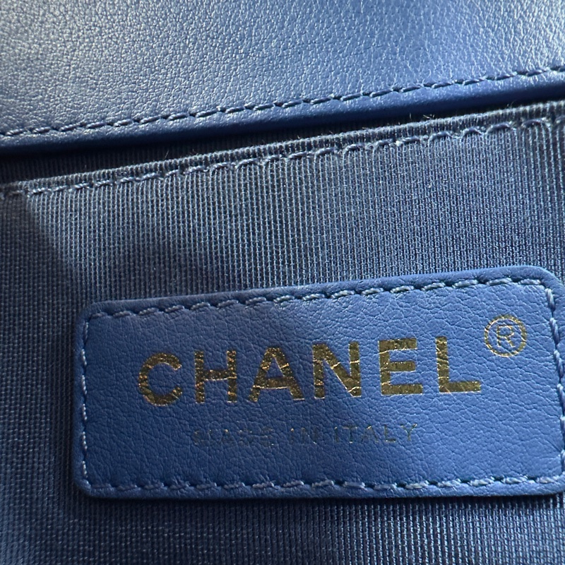 Chanel A67086 閃電藍羊皮 淡金釦斜背包 boy25-26