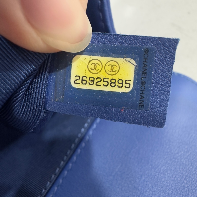 Chanel A67086 閃電藍羊皮 淡金釦斜背包 boy25-30