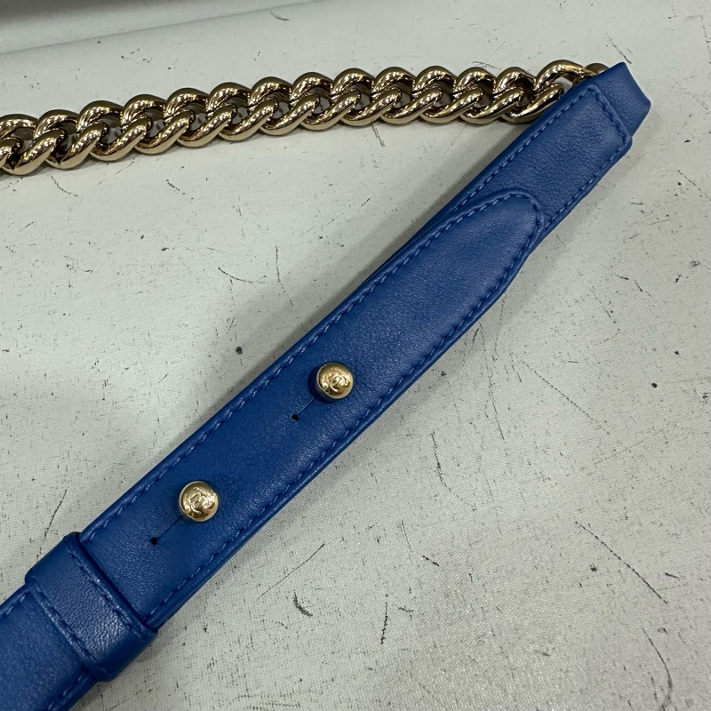 Chanel A67086 閃電藍羊皮 淡金釦斜背包 boy25-32