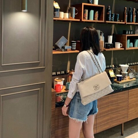 ✨CHANEL 奶茶色銀扣肩背斜背機場包33*20*10.5 97新配件塵袋