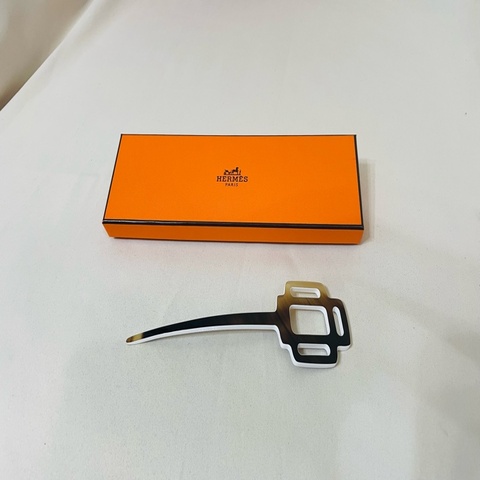 Hermes 牛角髮簪