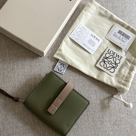 近全新 LOEWE Compact Wallet 酪梨綠
