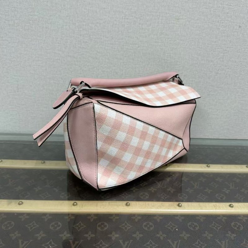 LOEWE 拼圖中號粉色銀扣肩背斜背包 28*18*12 98新 配件塵袋-1