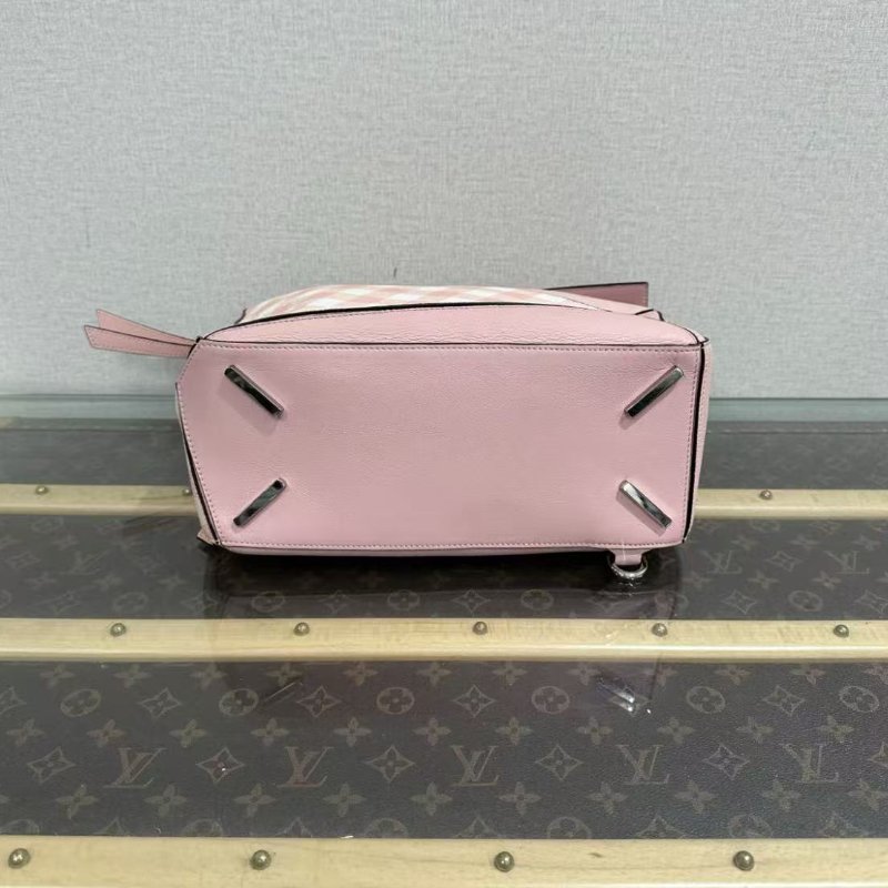 LOEWE 拼圖中號粉色銀扣肩背斜背包 28*18*12 98新 配件塵袋-3