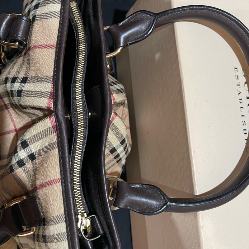 Berberry經典格紋手提肩背側背包-3