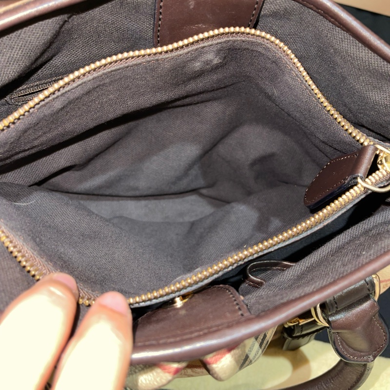 Berberry經典格紋手提肩背側背包-16