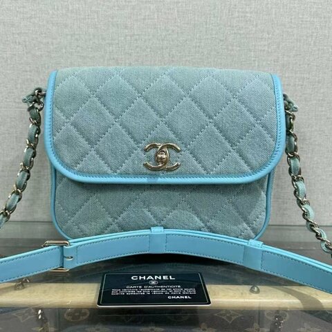 CHANEL牛仔金扣肩背斜背郵差包 21*17*7 98新配件保卡塵袋