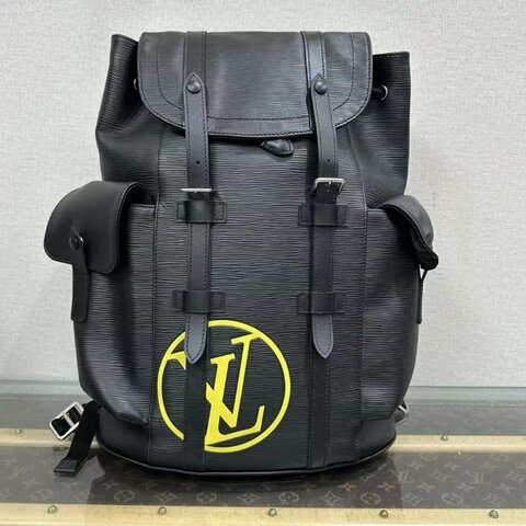 ✨LV 黑色銀扣水波紋後背包 34*43*13 98新配件塵袋