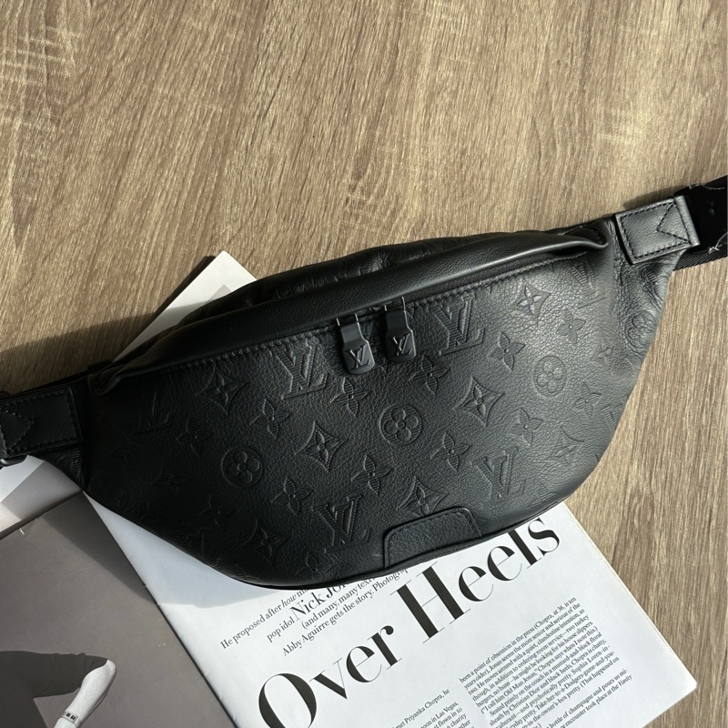 ‎˗ˏˋ 黑武士 º· 𓈒꙳ ‎˖ Louis Vuitton M46036 全新未使用 全皮壓紋 Discovery PM 胸包 腰包-0