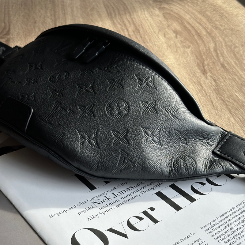 ‎˗ˏˋ 黑武士 º· 𓈒꙳ ‎˖ Louis Vuitton M46036 全新未使用 全皮壓紋 Discovery PM 胸包 腰包-1