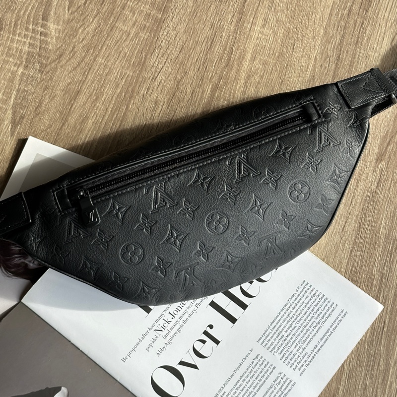 ‎˗ˏˋ 黑武士 º· 𓈒꙳ ‎˖ Louis Vuitton M46036 全新未使用 全皮壓紋 Discovery PM 胸包 腰包-2