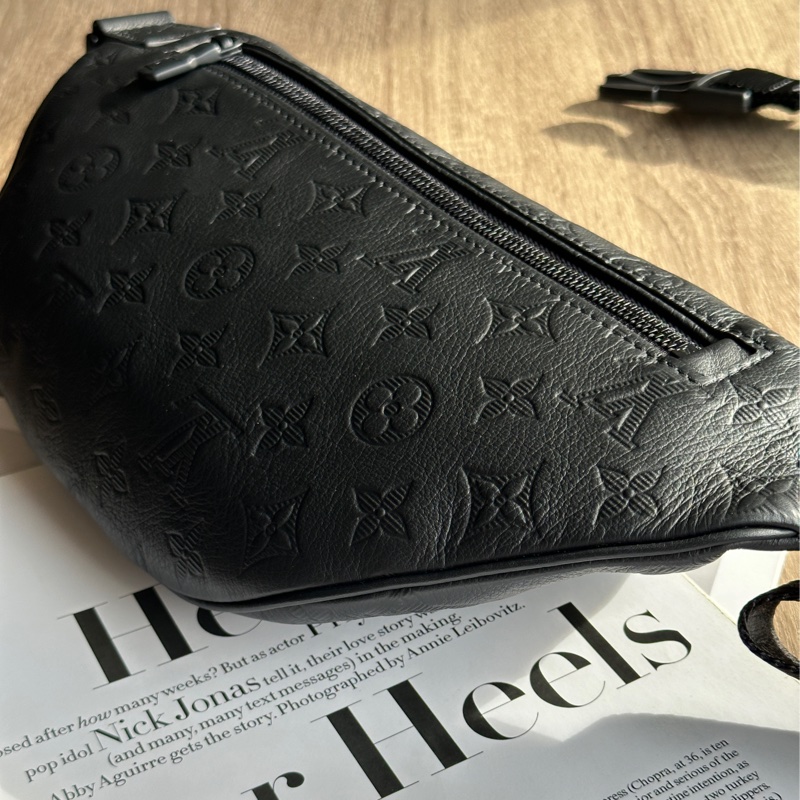‎˗ˏˋ 黑武士 º· 𓈒꙳ ‎˖ Louis Vuitton M46036 全新未使用 全皮壓紋 Discovery PM 胸包 腰包-3
