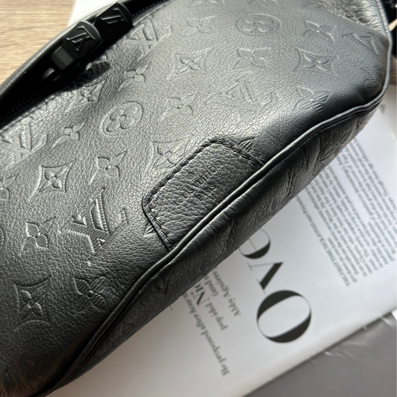 ‎˗ˏˋ 黑武士 º· 𓈒꙳ ‎˖ Louis Vuitton M46036 全新未使用 全皮壓紋 Discovery PM 胸包 腰包-4