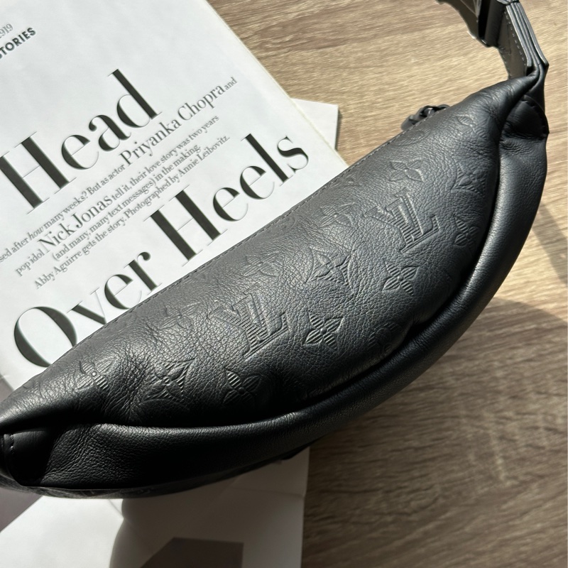 ‎˗ˏˋ 黑武士 º· 𓈒꙳ ‎˖ Louis Vuitton M46036 全新未使用 全皮壓紋 Discovery PM 胸包 腰包-5